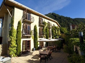 Breakfast served, alfresco dining  - Browns Boutique Hotel (Queenstown)