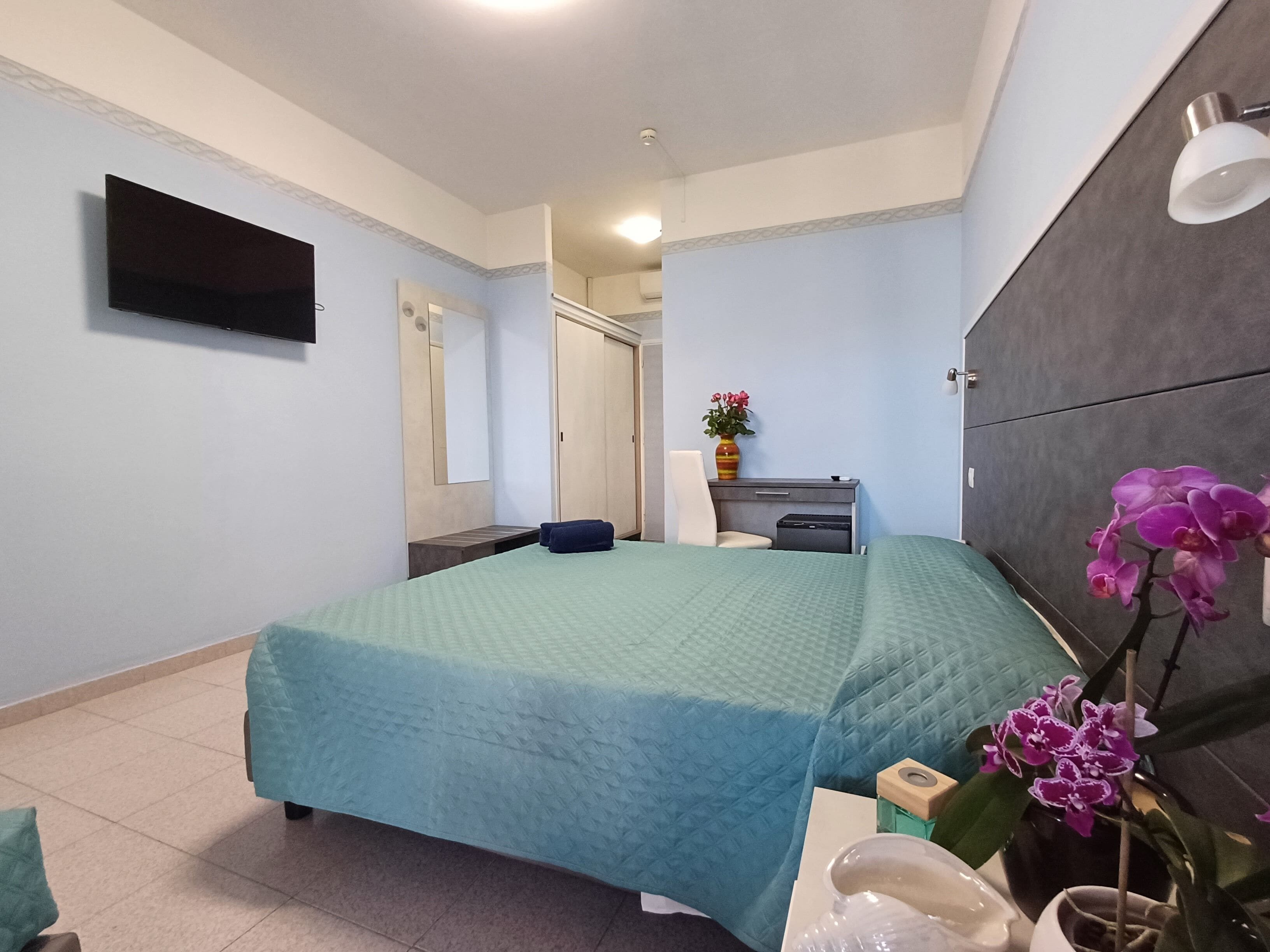 deluxe room | 1 bedroom, in-room safe, individually decorated, individually furnished