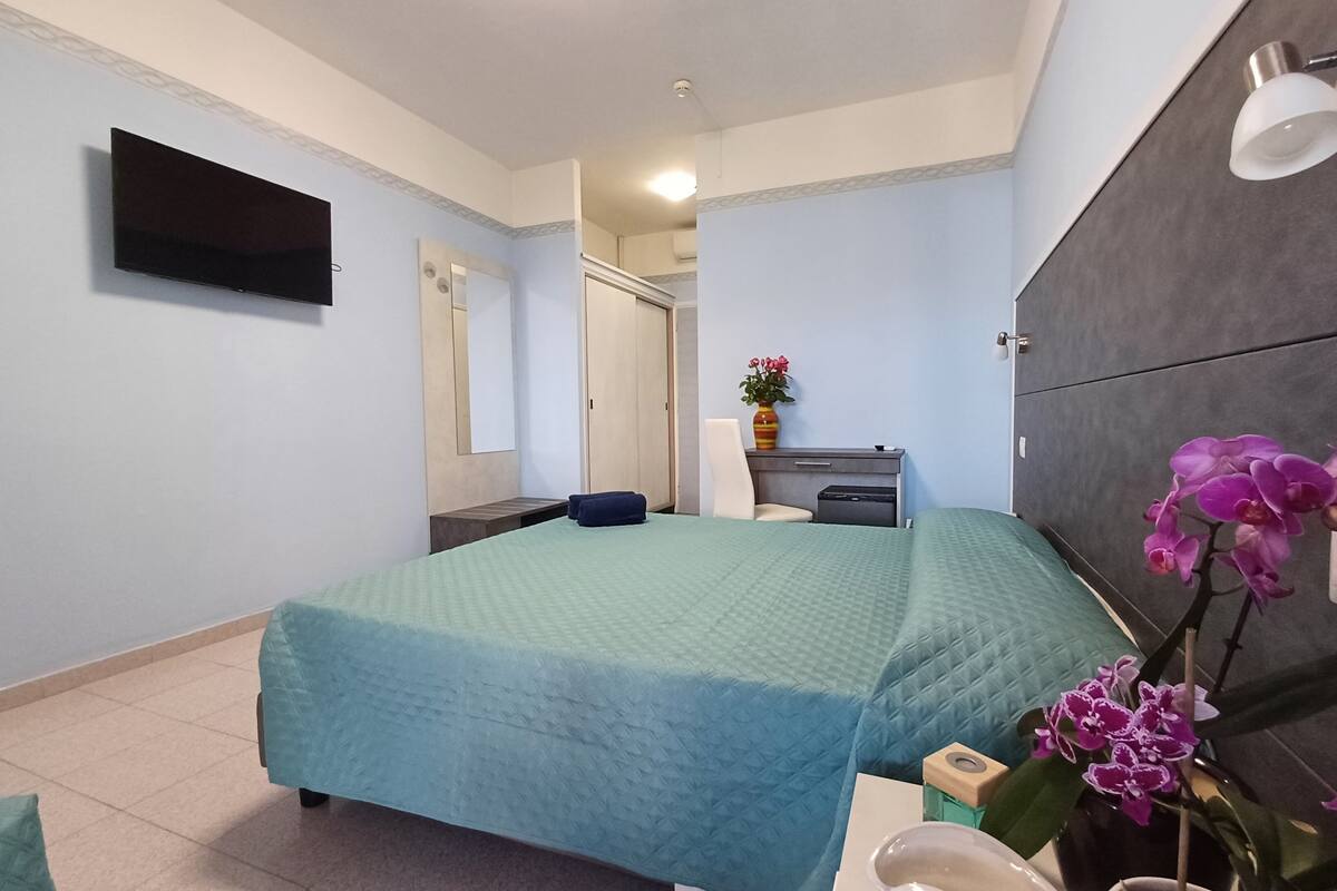 deluxe room | 1 bedroom, in-room safe, individually decorated, individually furnished