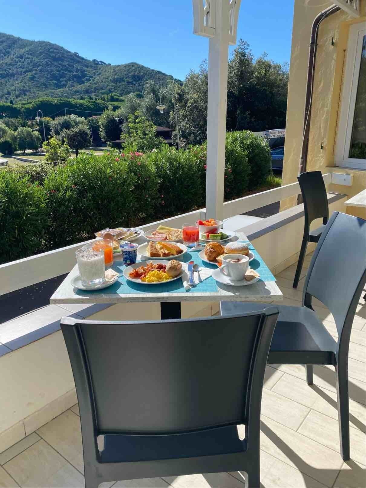 free buffet breakfast