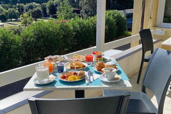 Free buffet breakfast