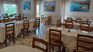 供应早餐、午餐和晚餐