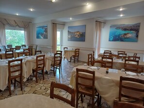 Se sirven desayunos, comidas, cenas y cocina local