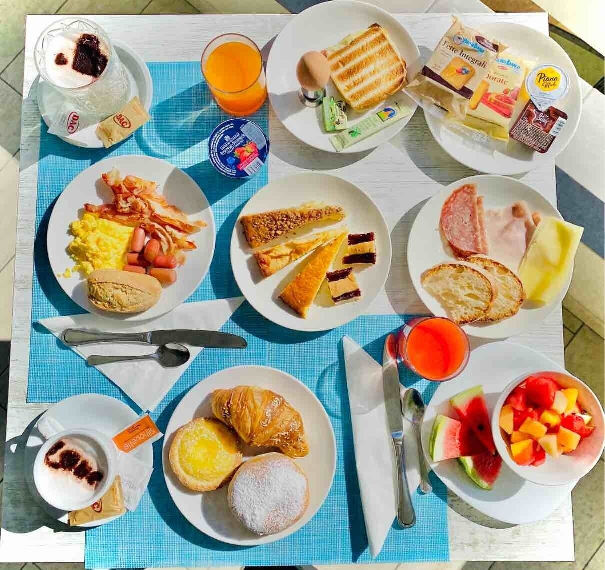 free buffet breakfast