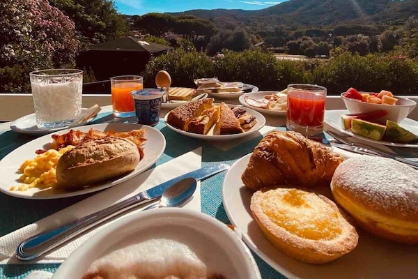 Free buffet breakfast