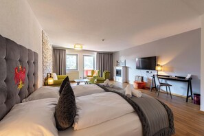 Junior-Suite, Balkon, Bergblick | Zimmersafe, Schreibtisch, kostenlose Babybetten