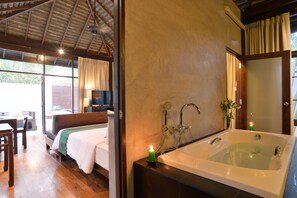 Minibar, in-room safe, desk, free WiFi - The Quarter Hotel (Pai)