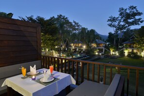 Quarter Grand Deluxe