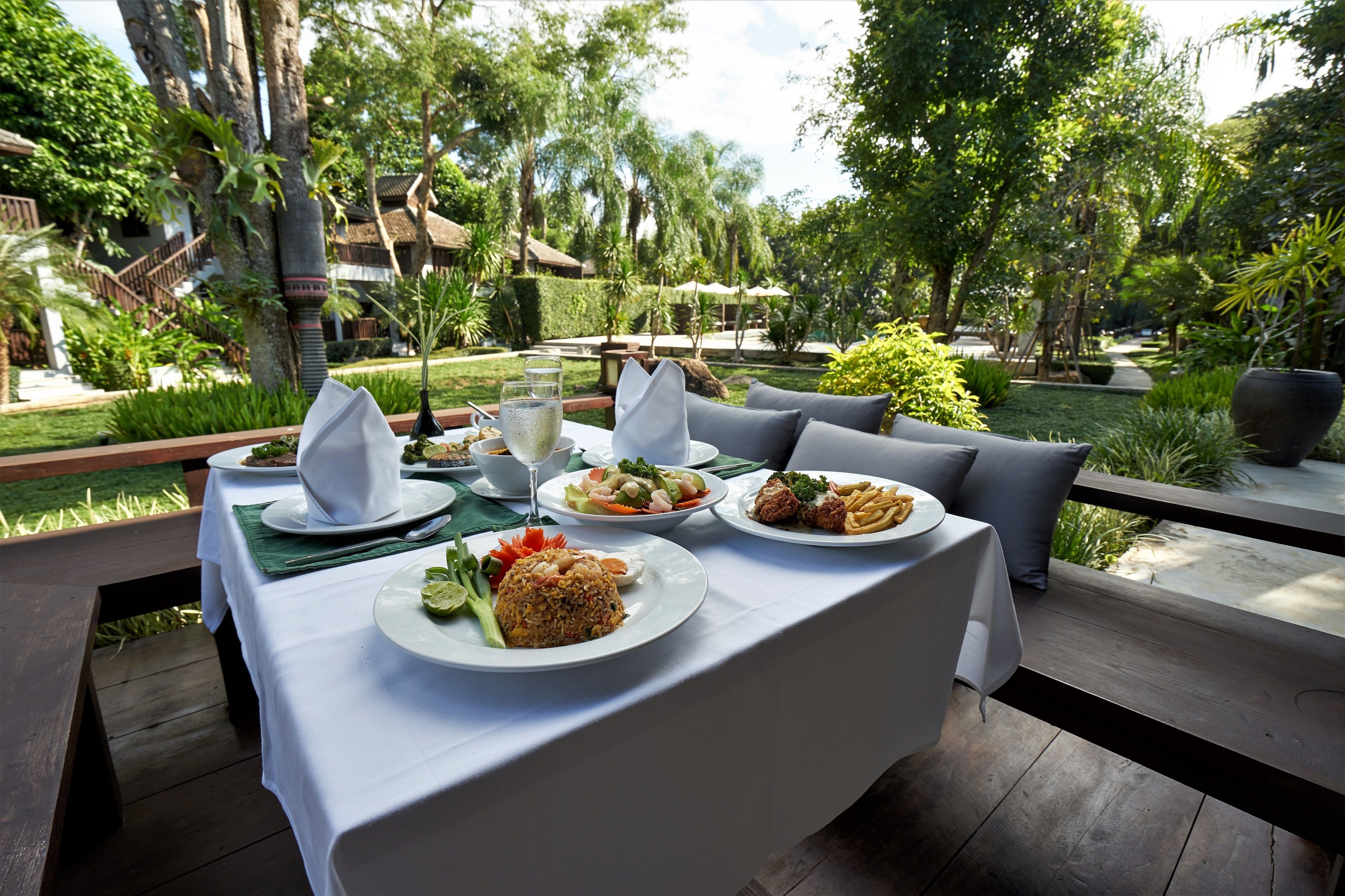 حيث تُقدم وجبات الإفطار، الغداء، العشاء، الأطباق التايلاندية