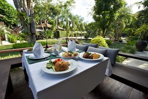 Breakfast, lunch, dinner served; Thai cuisine 