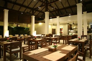 Breakfast, lunch, dinner served; Thai cuisine