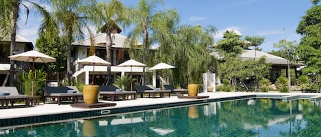 Outdoor pool, pool loungers