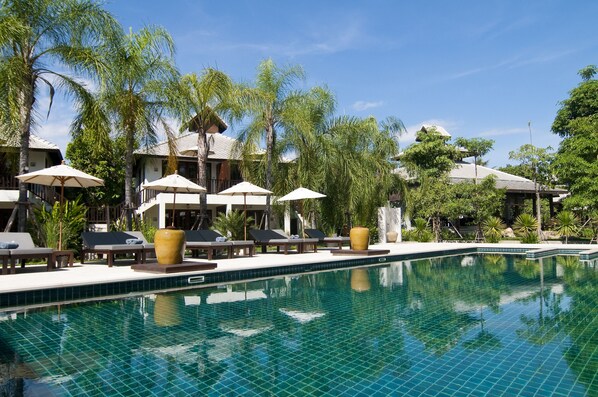 Outdoor pool, pool loungers