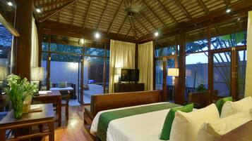 Pool Suite | Minibar, caja de seguridad en la habitación, escritorio y wifi gratis