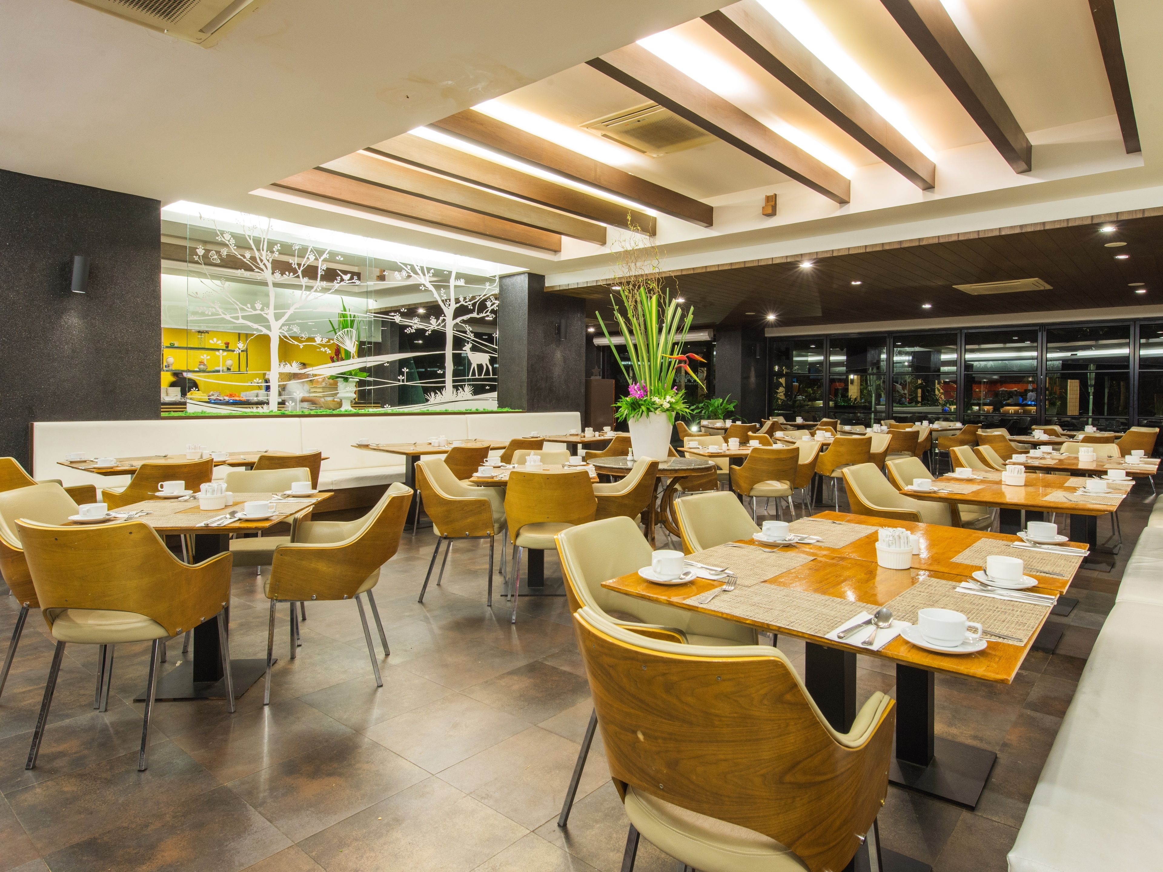 بوفيه فطور مجانًا يوميًا