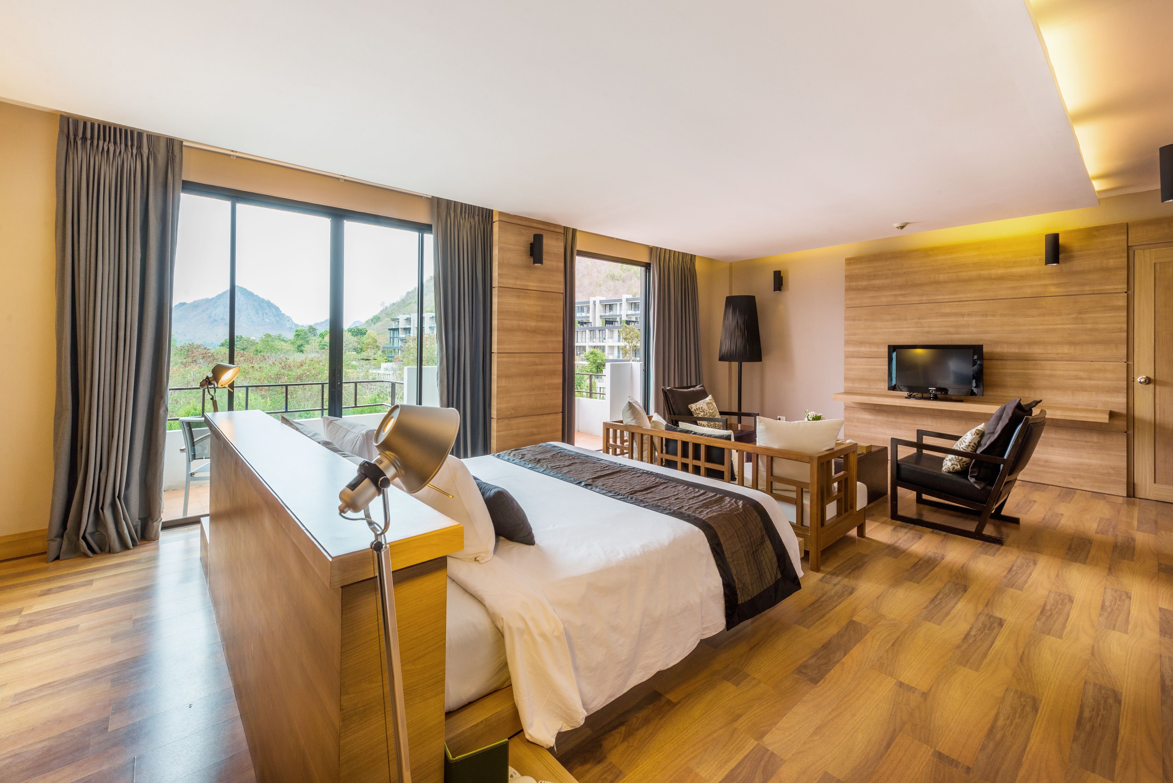 Suite clásica, 1 habitación, vista a la montaña | Caja de seguridad en la habitación, cortinas blackout y cunas gratuitas 