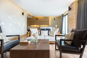 Classic Suite, 1 Bedroom, Mountain View | Peti besi dalam bilik, langsir/tirai gelap terus