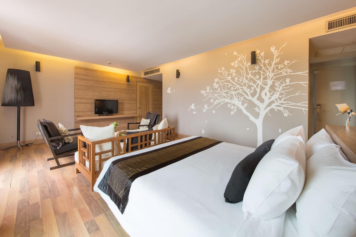 Classic Suite, 1 Bedroom, Mountain View | In-room safe, blackout drapes, free cribs/infant beds, bed sheets