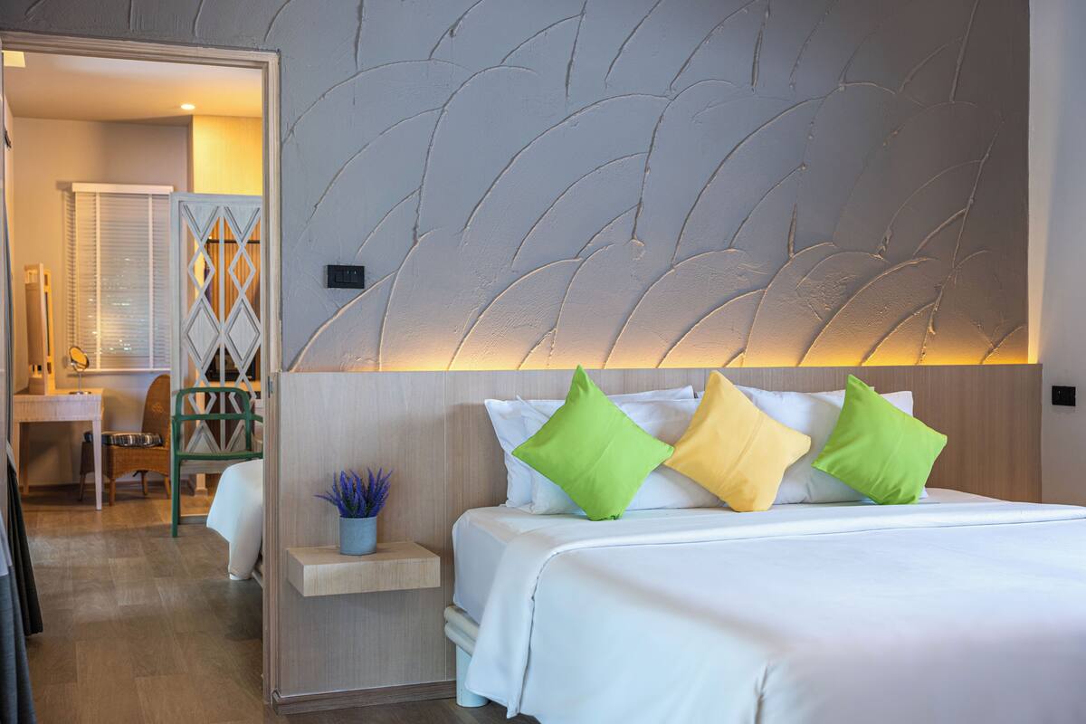 1 habitación, escritorio y ropa de cama