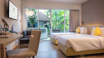 Kahden hengen deluxe-huone (kaksi sänkyä) | Näkymä puutarhaan