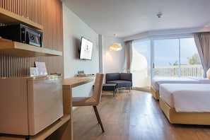 Kahden hengen deluxe-huone (kaksi sänkyä) | Työpöytä, vuodevaatteet