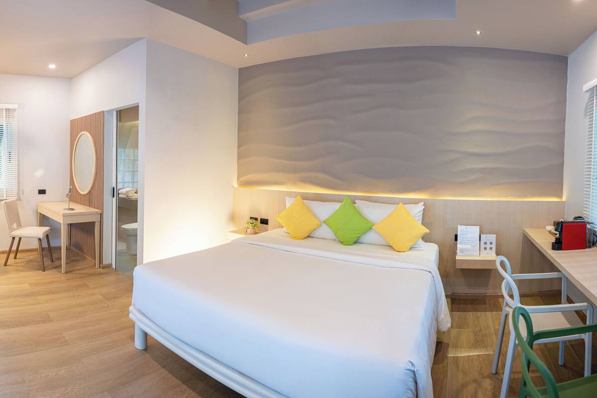 1 habitación, escritorio y ropa de cama