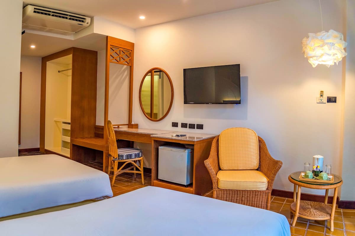 1 bedroom, desk, bed sheets