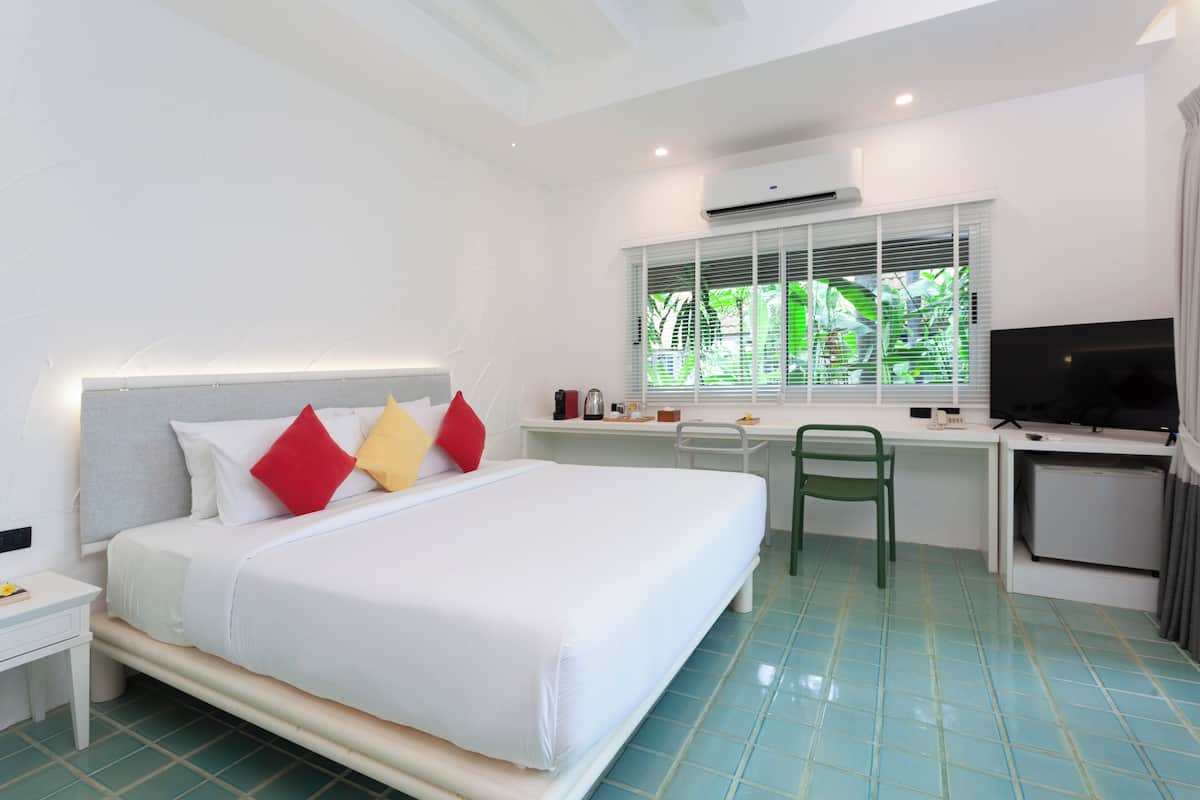 Deluxe Villa, 1 King Bed, Garden View | 1 bedroom, desk, bed sheets