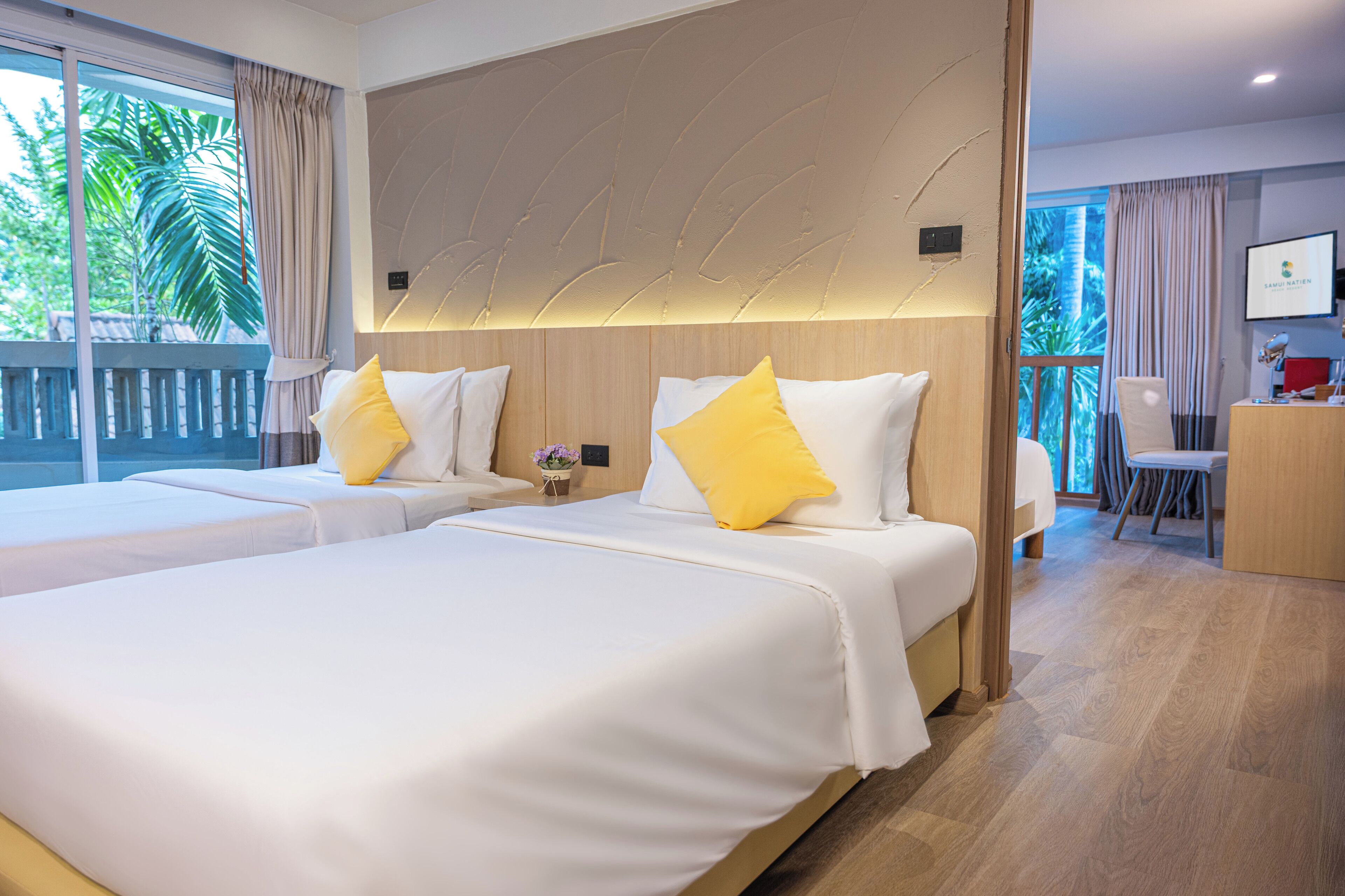 Perhehuone | Työpöytä, vuodevaatteet