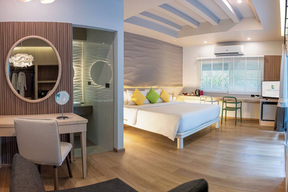 1 habitación, escritorio y ropa de cama