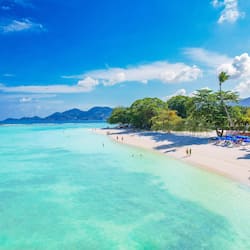 Di pantai, pasir putih, kerusi lepak pantai, payung
