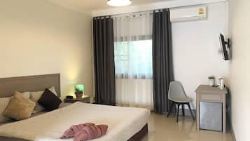 Deluxe Double Room | In-room safe, desk, free WiFi, bed sheets