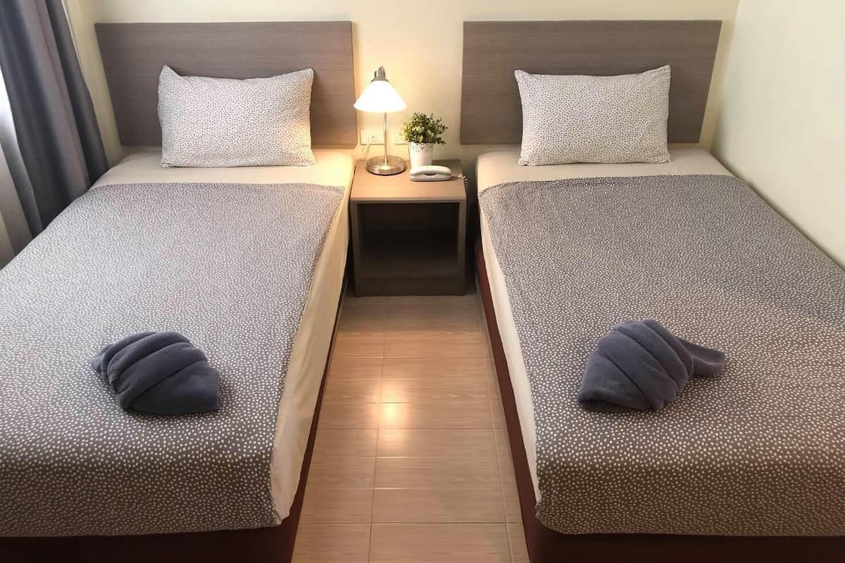 Caja fuerte, escritorio, wifi gratis y ropa de cama