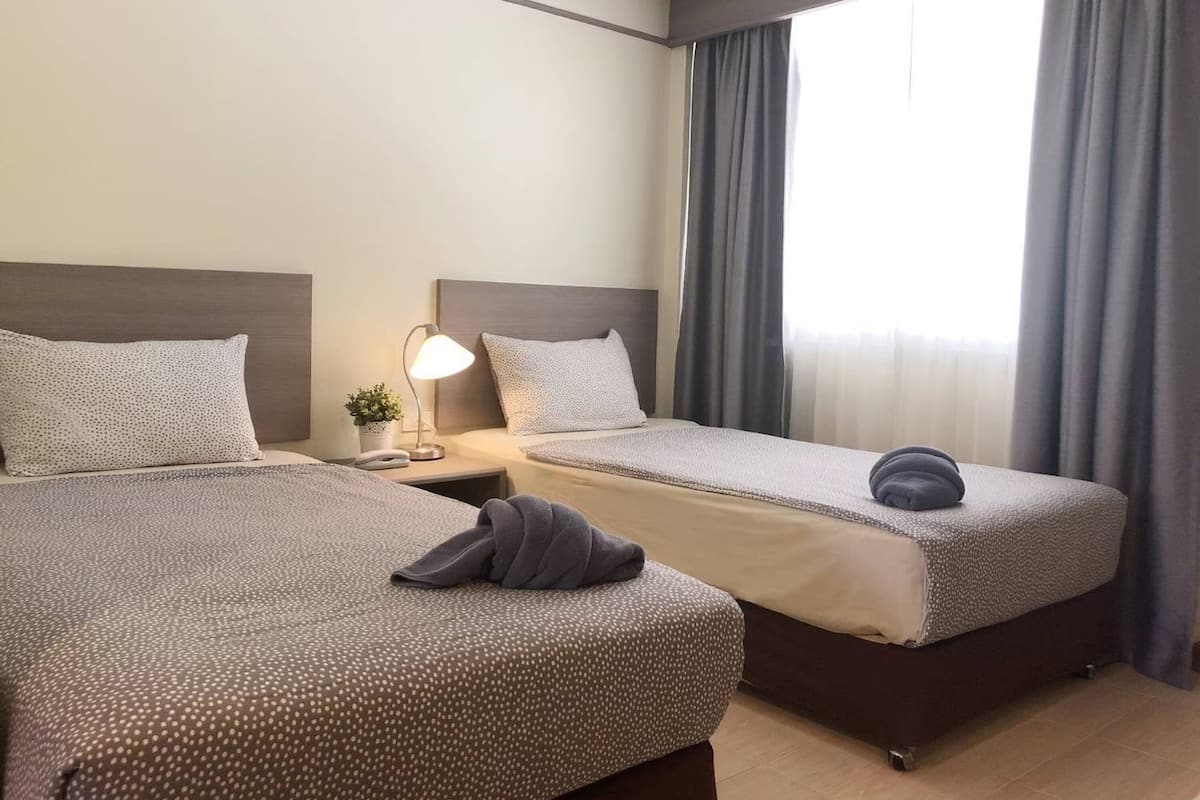 Habitación superior con 2 camas individuales | Caja fuerte, escritorio, wifi gratis y ropa de cama