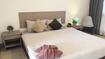 ห้องดีลักซ์ดับเบิล | ตู้นิรภัยในห้องพัก, โต๊ะทำงาน, Wi-Fi ฟรี, ผ้าปูที่นอน
