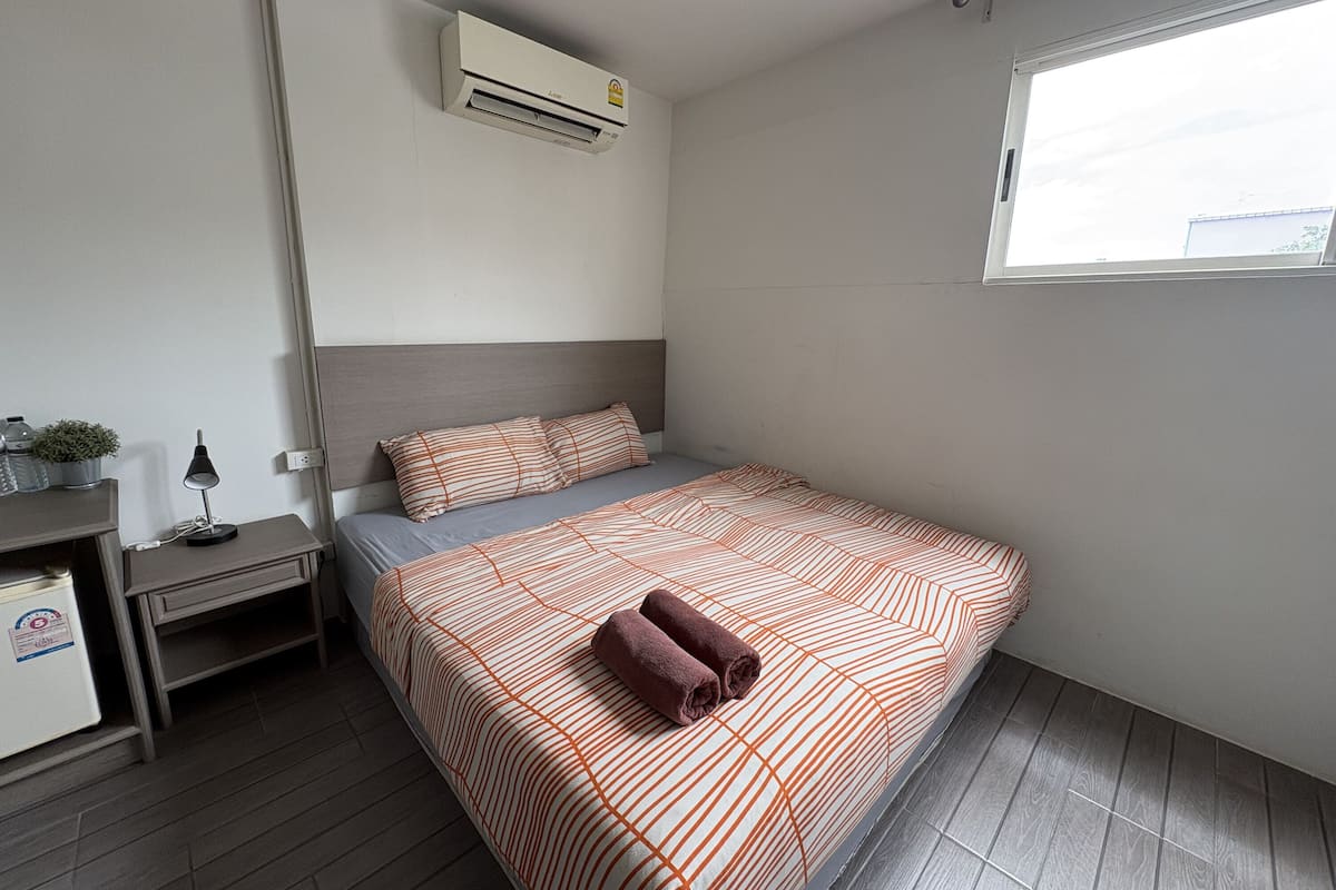 Habitación doble (Saver) | Caja fuerte, escritorio, wifi gratis y ropa de cama