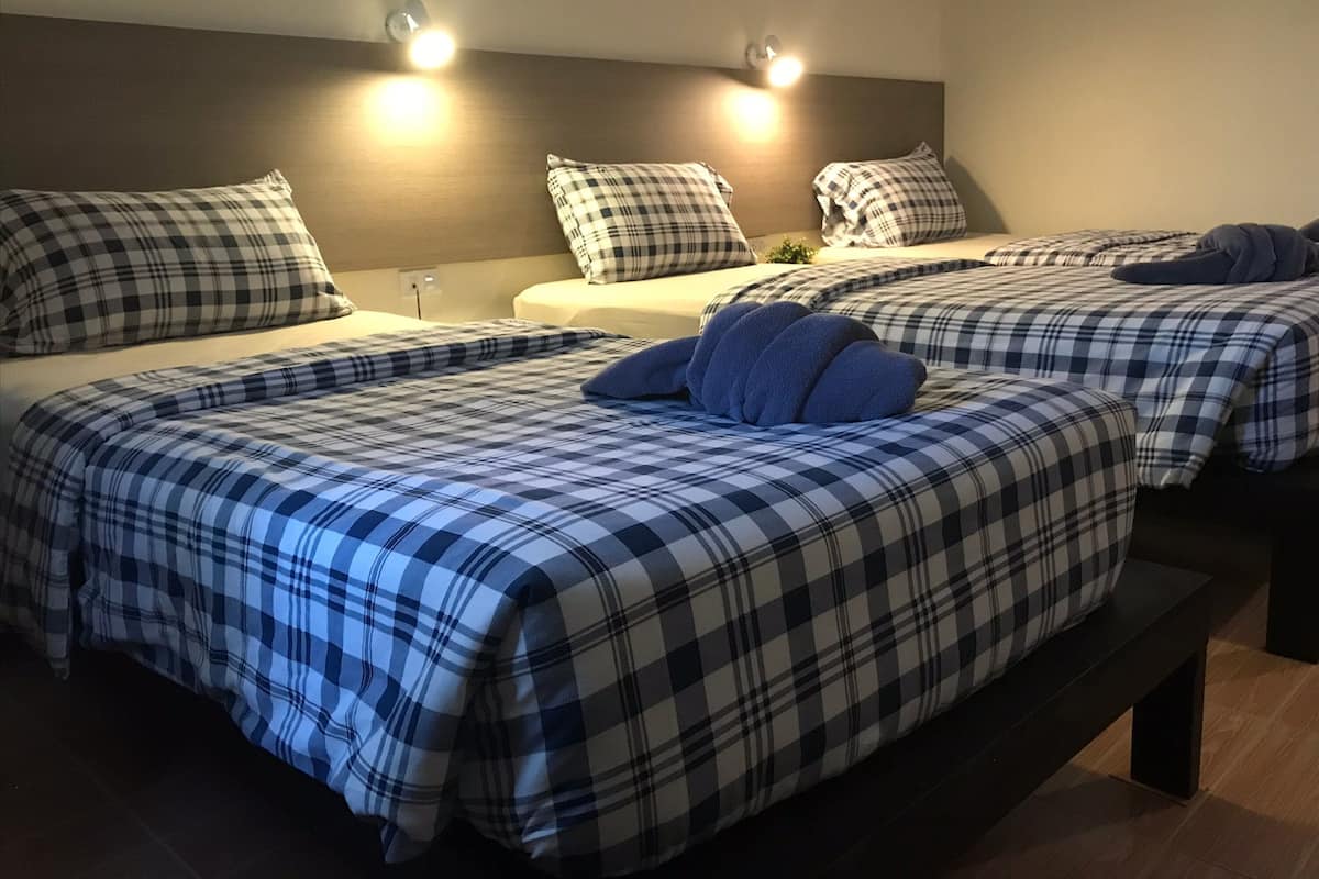 Habitación triple Deluxe | Caja fuerte, escritorio, wifi gratis y ropa de cama