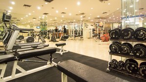 A gym with various exercise equipment, including treadmills, weight machines, and free weights. - Buddy Lodge (Bangkok)