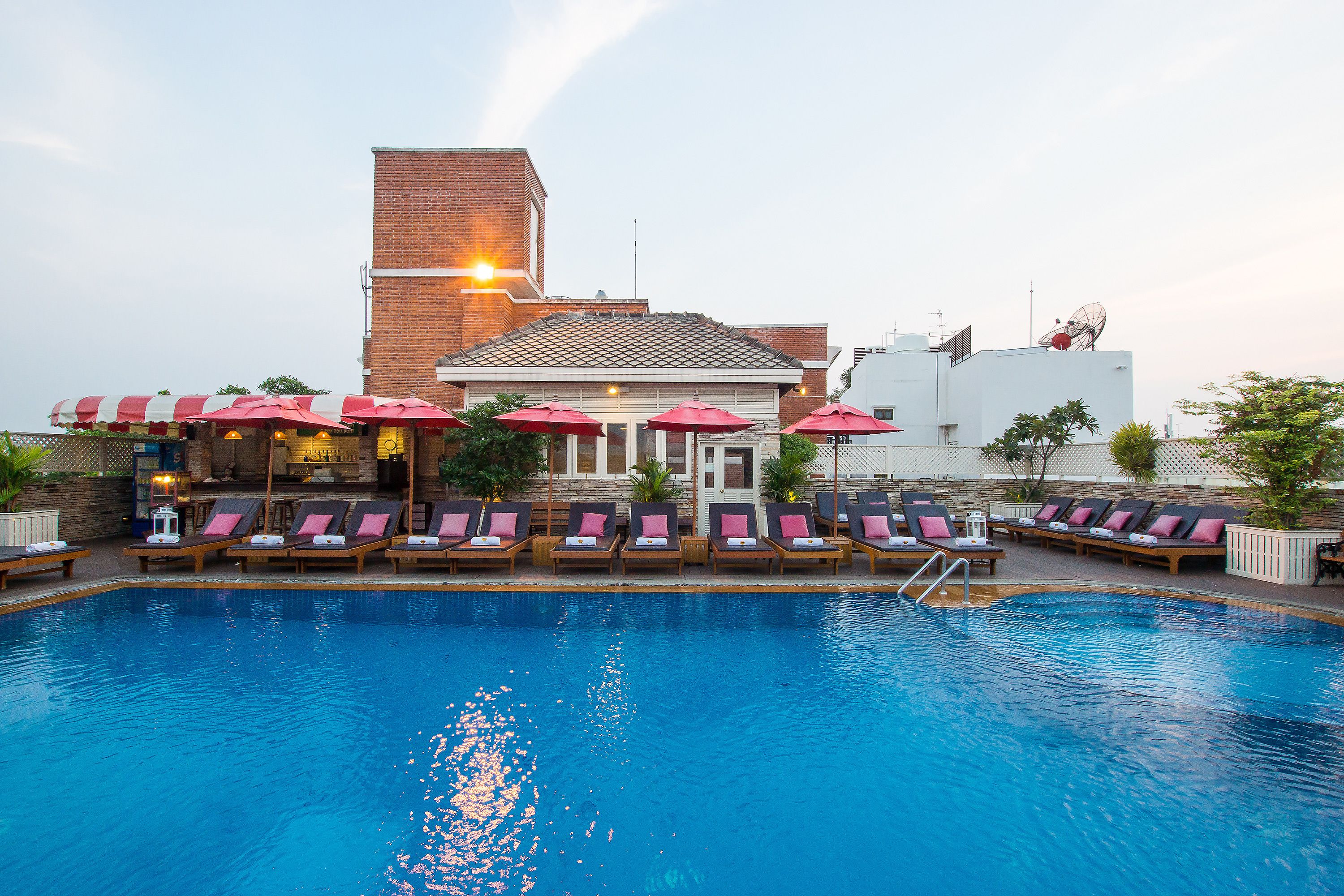 Utendørsbasseng og solsenger