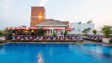 Außenpool, Liegestühle