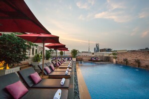 Outdoor pool, sun loungers - Buddy Lodge (Bangkok)