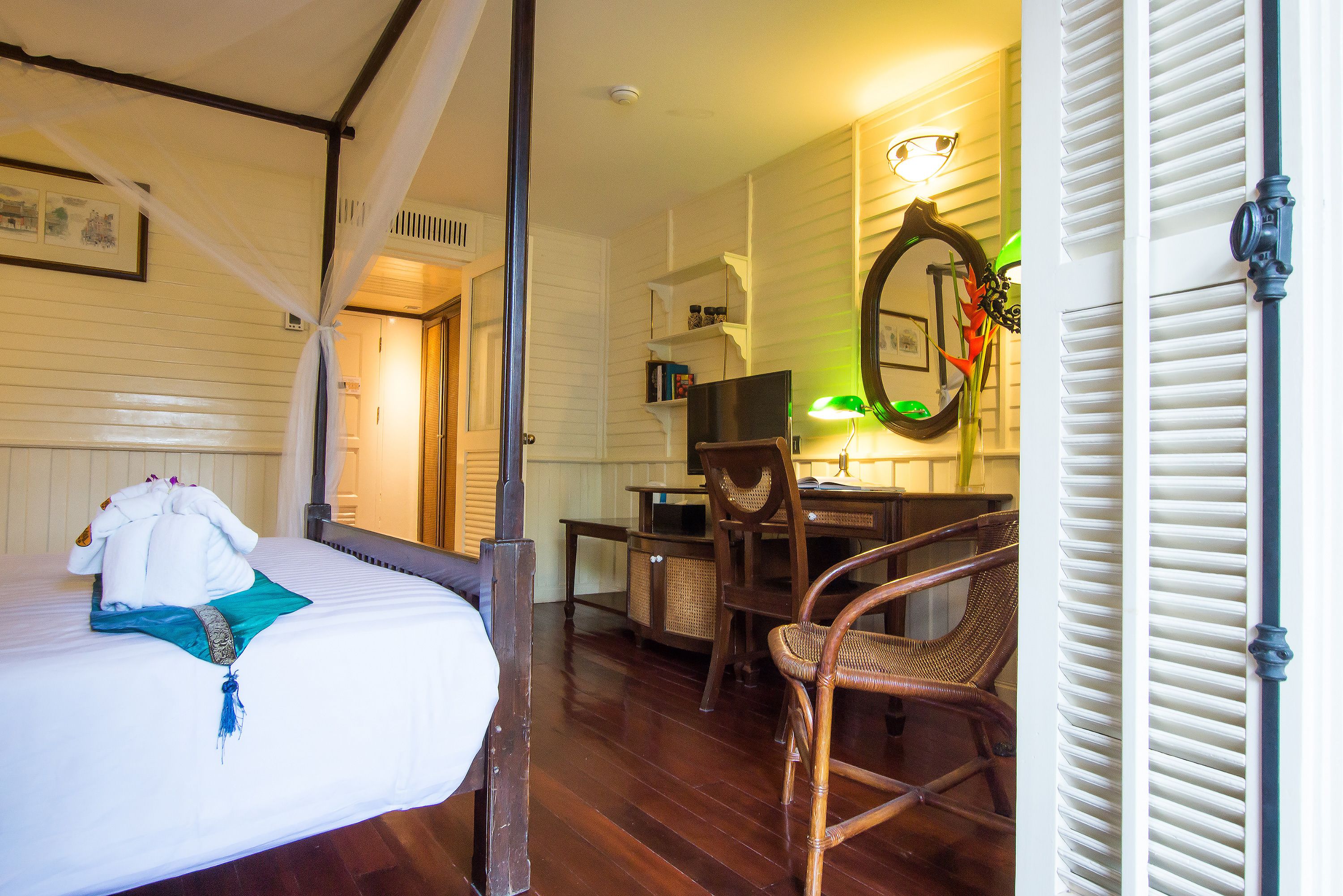 Un dormitorio con cama, escritorio y silla.