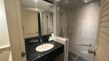 Een douche, gratis toiletartikelen, een haardroger, badjassen