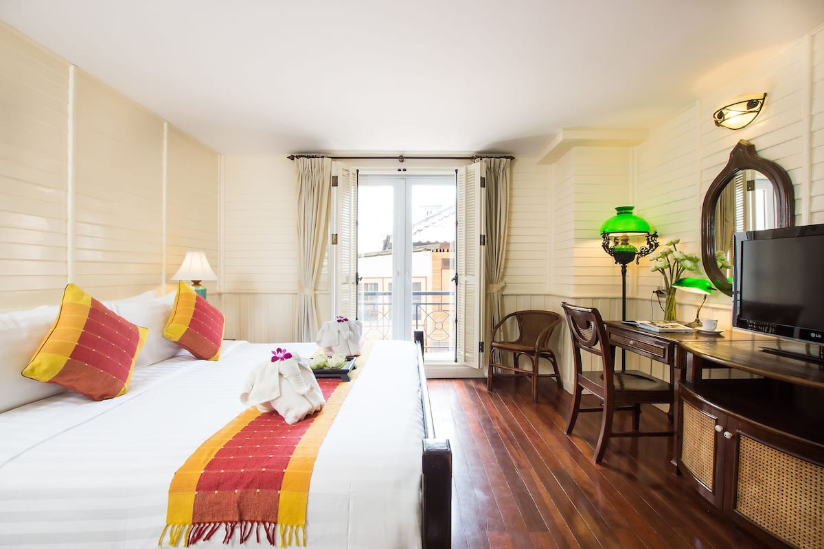 Premium bedding, minibar, in-room safe, desk