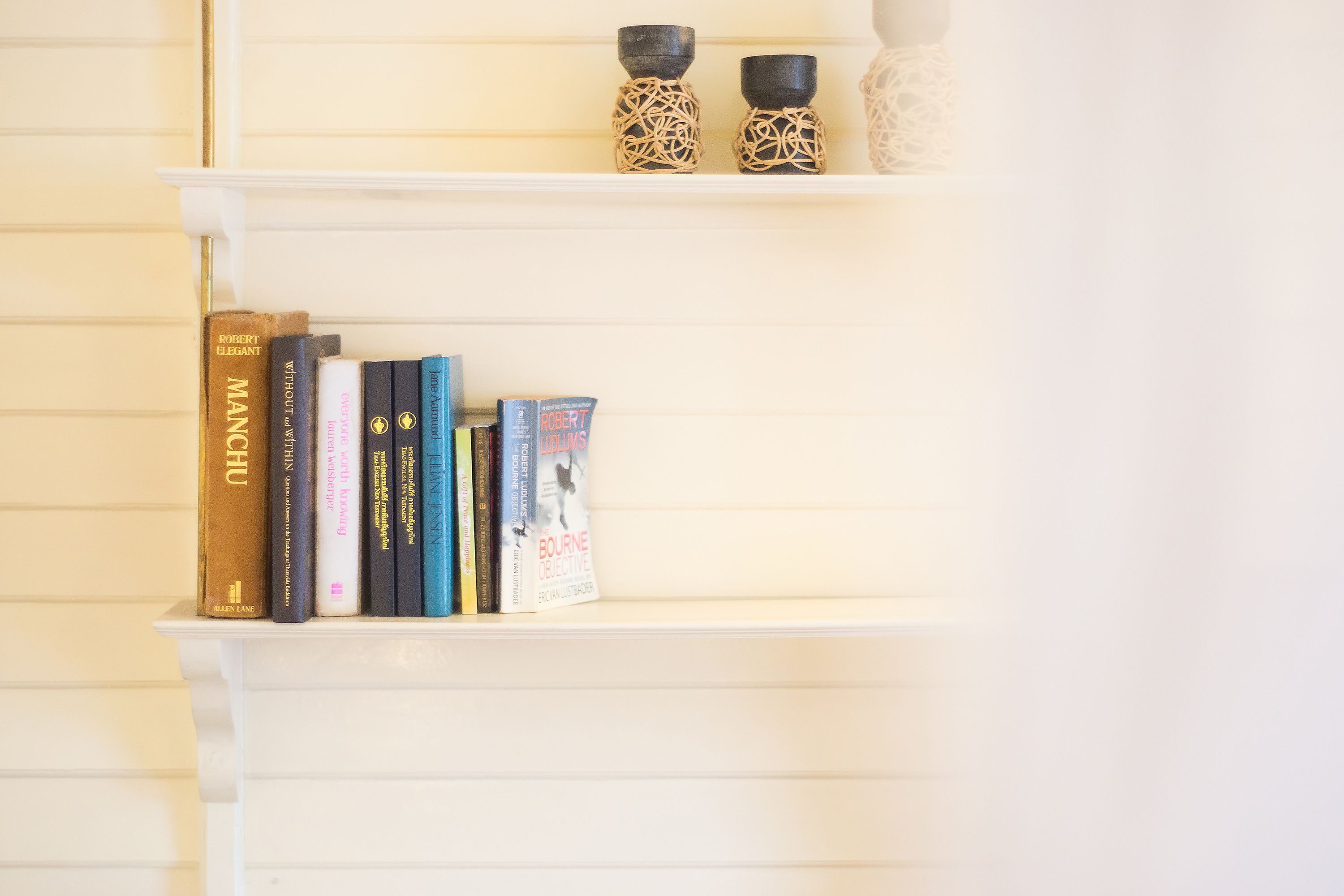 Una prestatgeria amb llibres i objectes decoratius.