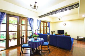 Deluxe Family Suite | บริเวณนั่งเล่น | ทีวีจอแบน 40 นิ้ว พร้อมช่องเคเบิล, ทีวี