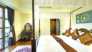Suite, 2 Bedrooms, Jetted Tub | In-room safe, desk, blackout curtains, free WiFi