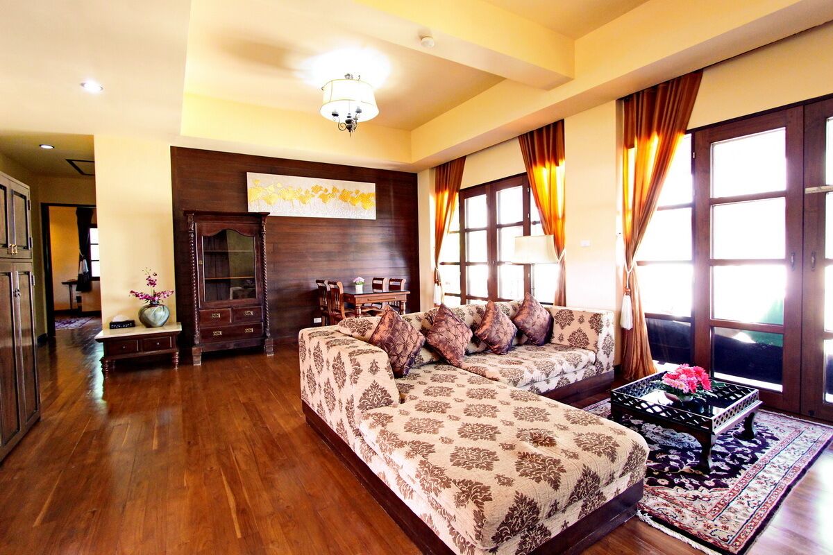 suite, 2 bedrooms, jetted tub | in-room safe, desk, blackout curtains, free wifi