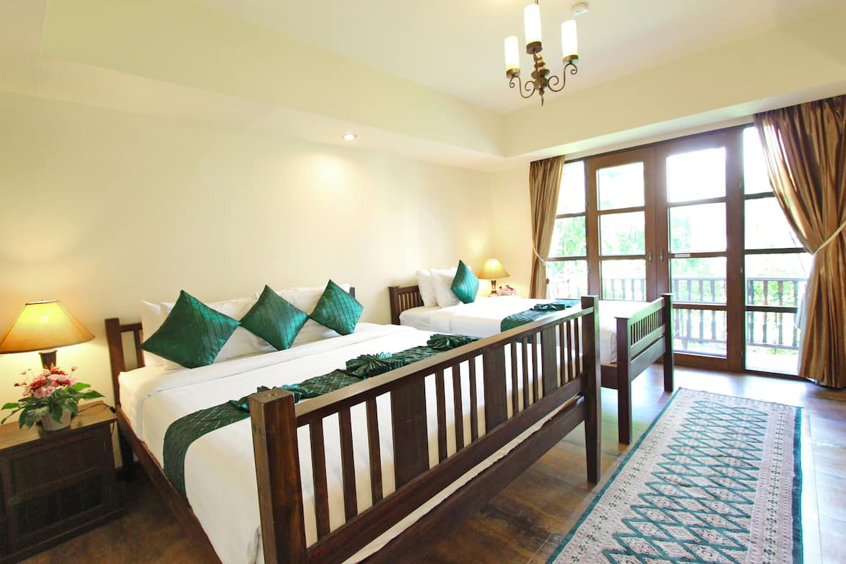 Family Suite (3 Adults) | 1 kamar tidur, brankas, meja kerja, dan tirai kedap cahaya
