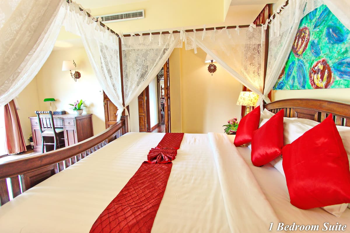 grand suite, 1 bedroom, jetted tub | in-room safe, desk, blackout curtains, free wifi